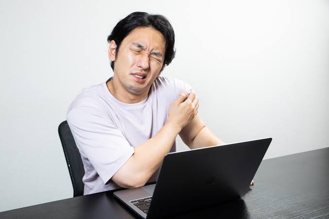 姿勢の調整で腕の痛みを予防